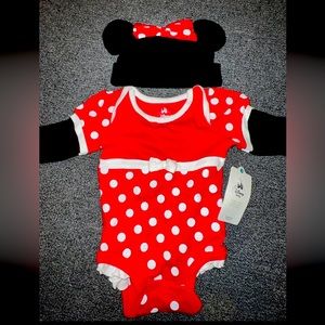 New, never worn Disney Mini Mouse bodysuit with hat 6-12 months